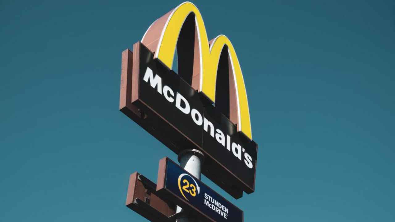 Franchise Mcd Indonesia simulasi keuntungan bersih 2026