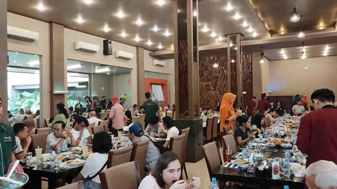 Lebih untung mana, franchise Pagi Sore atau buka usaha Padang sendiri?