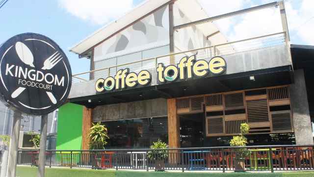 Franchise Kopi Coffee Toffee: simulasi keuntungan per bulan 2026